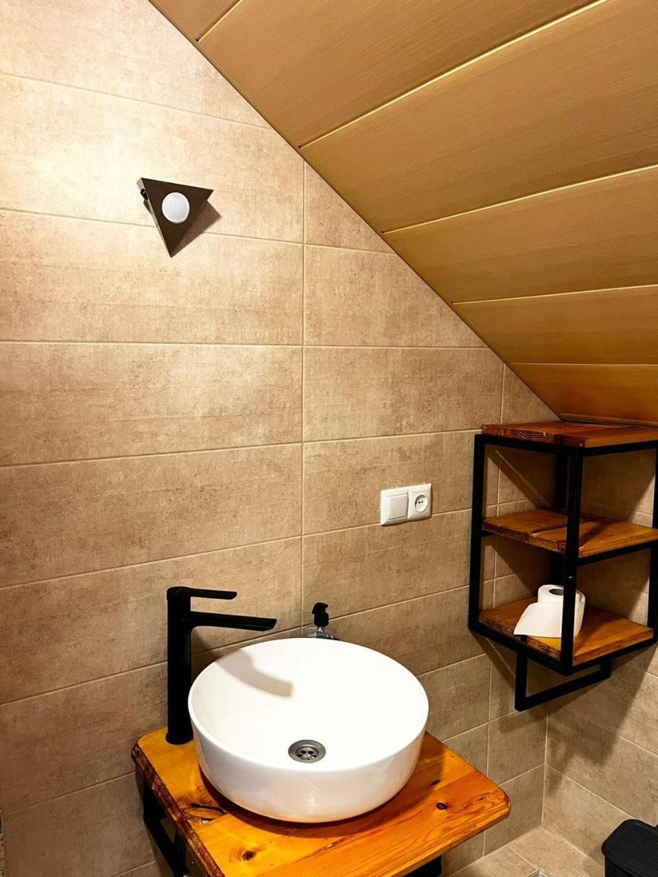 Nino & Irodi'S Guest House Kutaisi Exterior photo