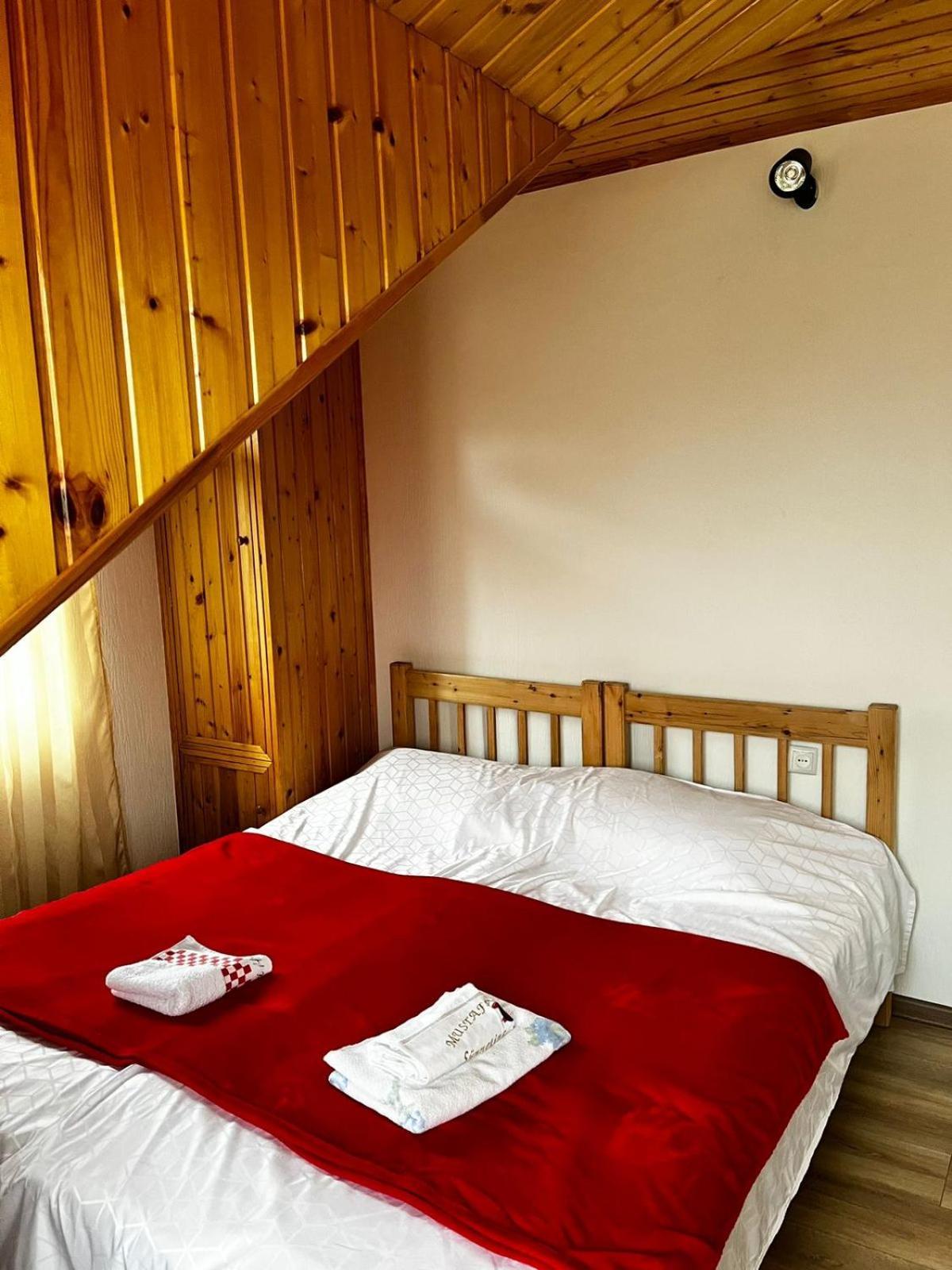 Nino & Irodi'S Guest House Kutaisi Exterior photo
