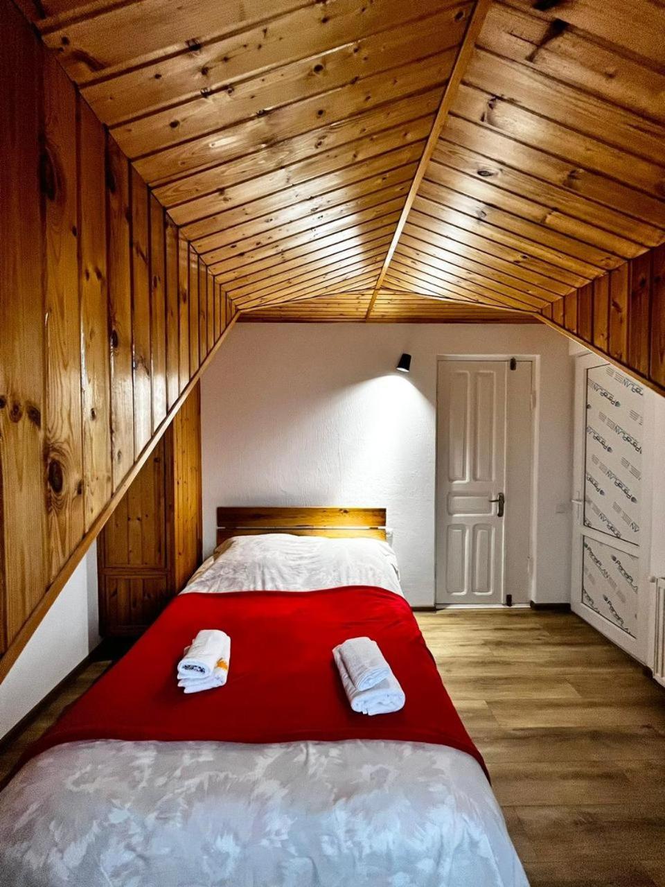 Nino & Irodi'S Guest House Kutaisi Exterior photo